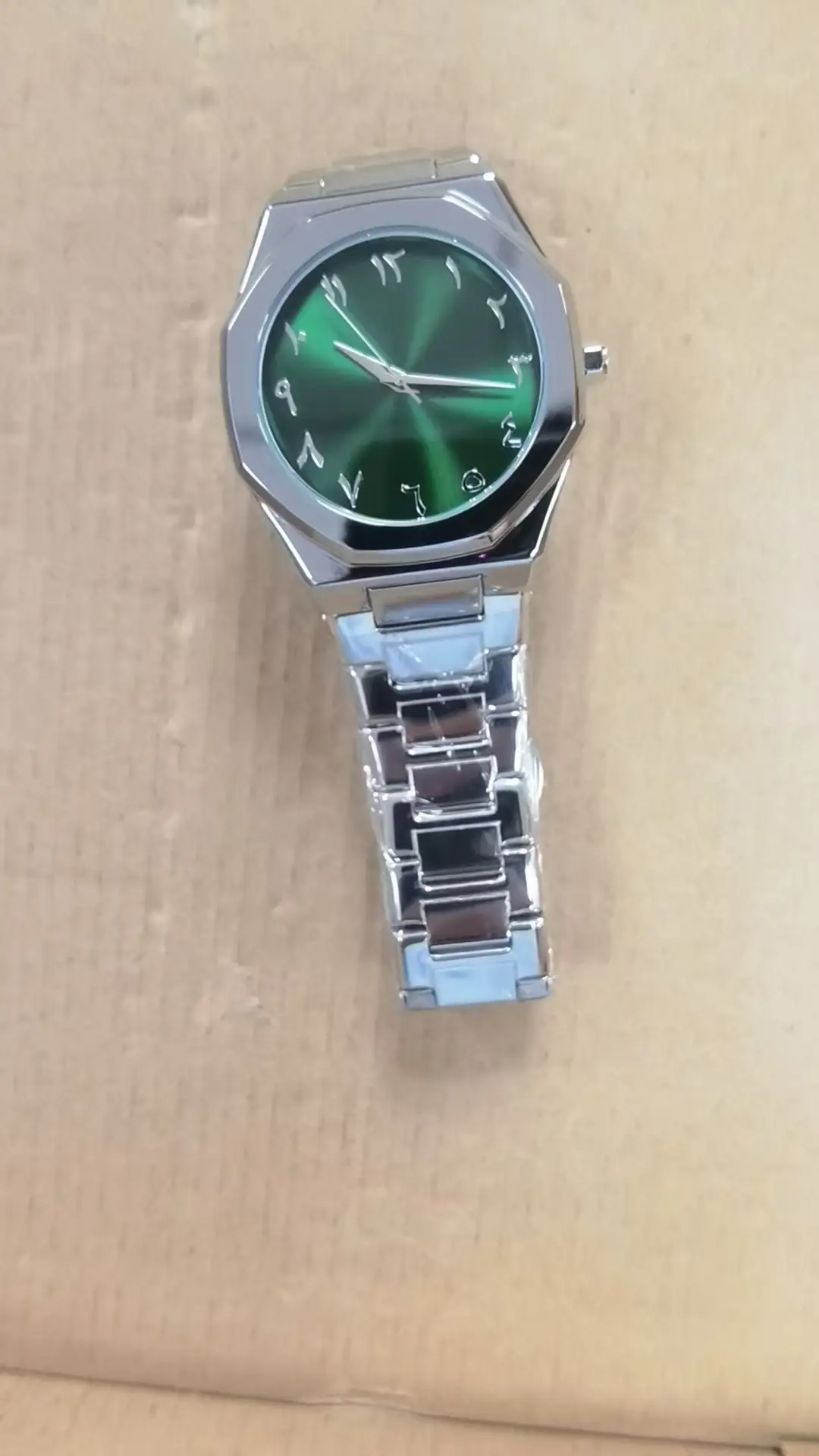 Men's Black Eight-Shaped Quartz Watch Wholesale — feature 2