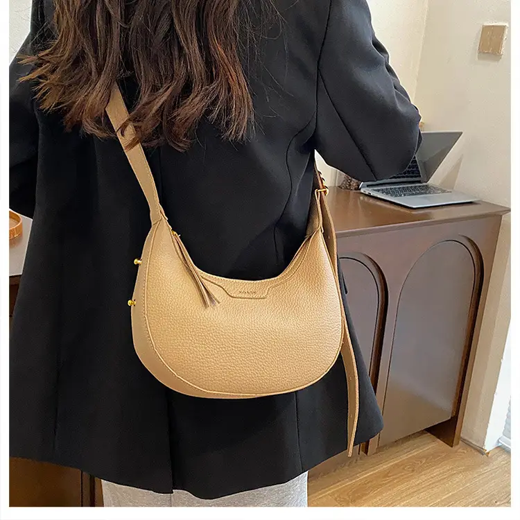Minimalist Brown Leather Shoulder Bag with Adjustable Strap — feature 16