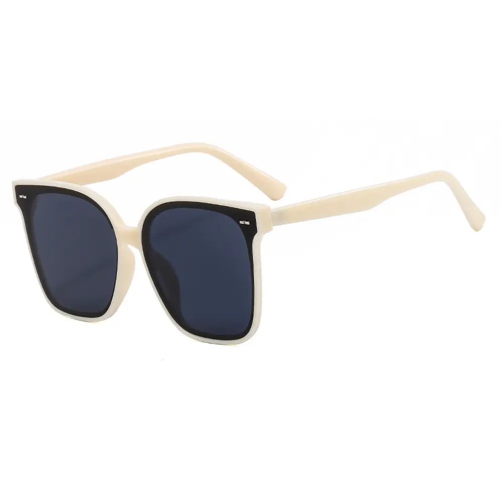Classic Black Sunglasses for Driving & Travel - Image 2