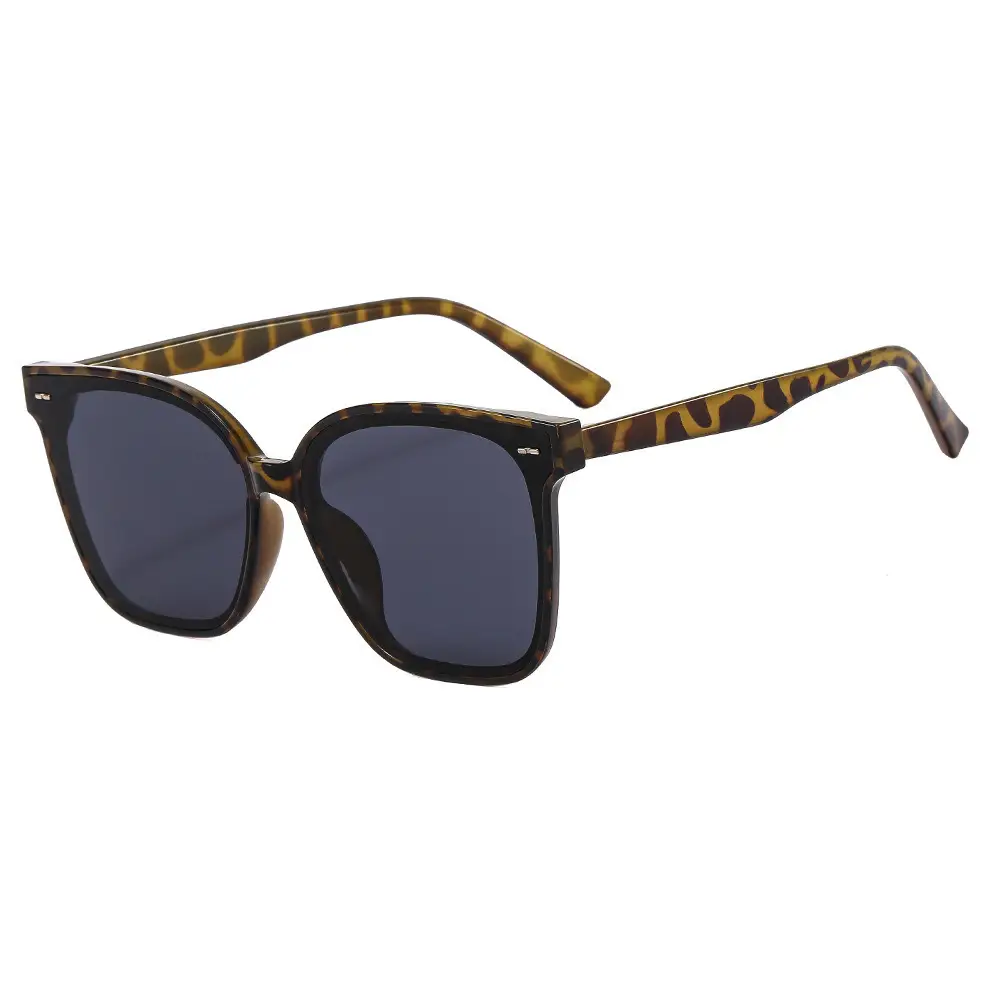 Classic Black Sunglasses for Driving & Travel - Image 3