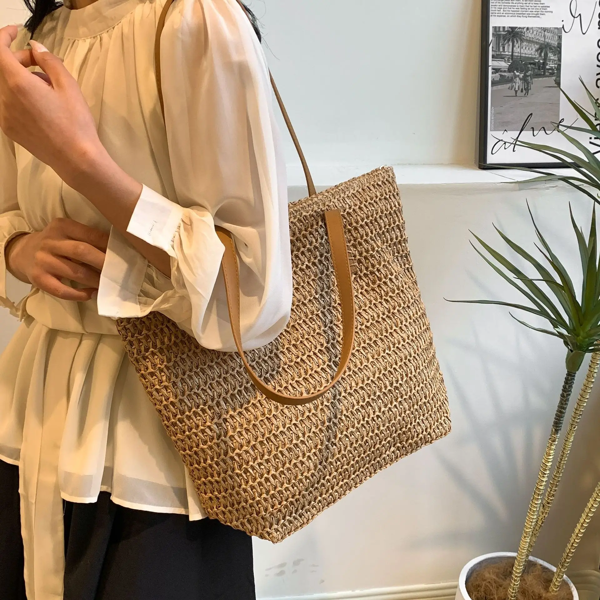 Women Straw Woven Large Capacity Shoulder Bag 2025 - Image 4
