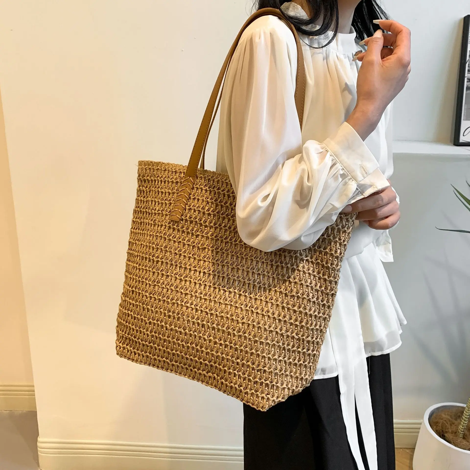Women Straw Woven Large Capacity Shoulder Bag 2025 - Image 5