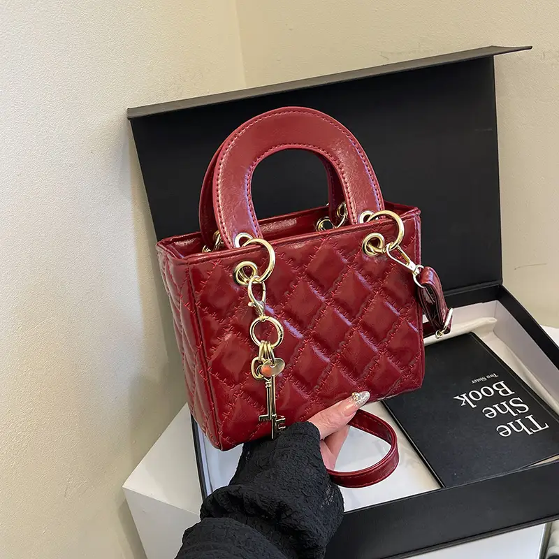 White Quilted Handbag with Gold Chain & Bow - Image 8