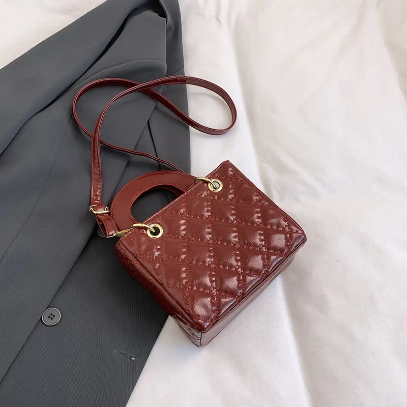 White Quilted Handbag with Gold Chain & Bow - Image 3