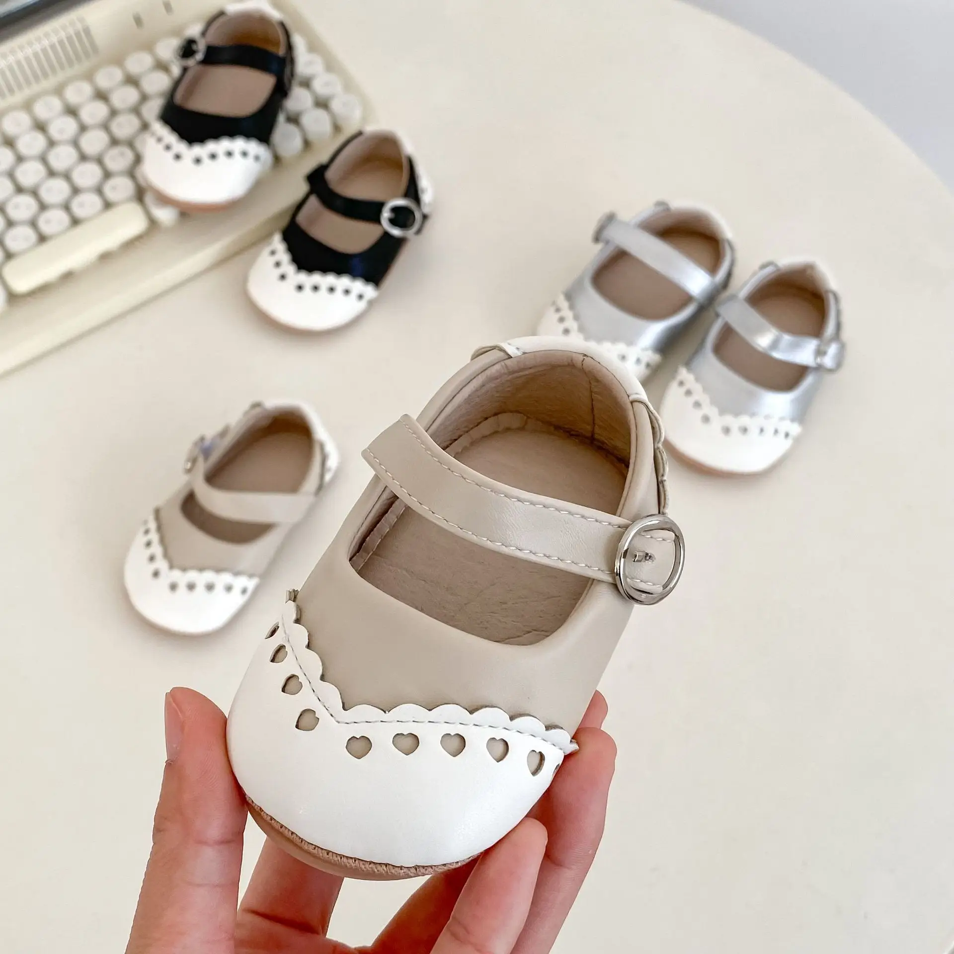 Baby's Hollow Leaf Leather Shoes White Black — feature 15