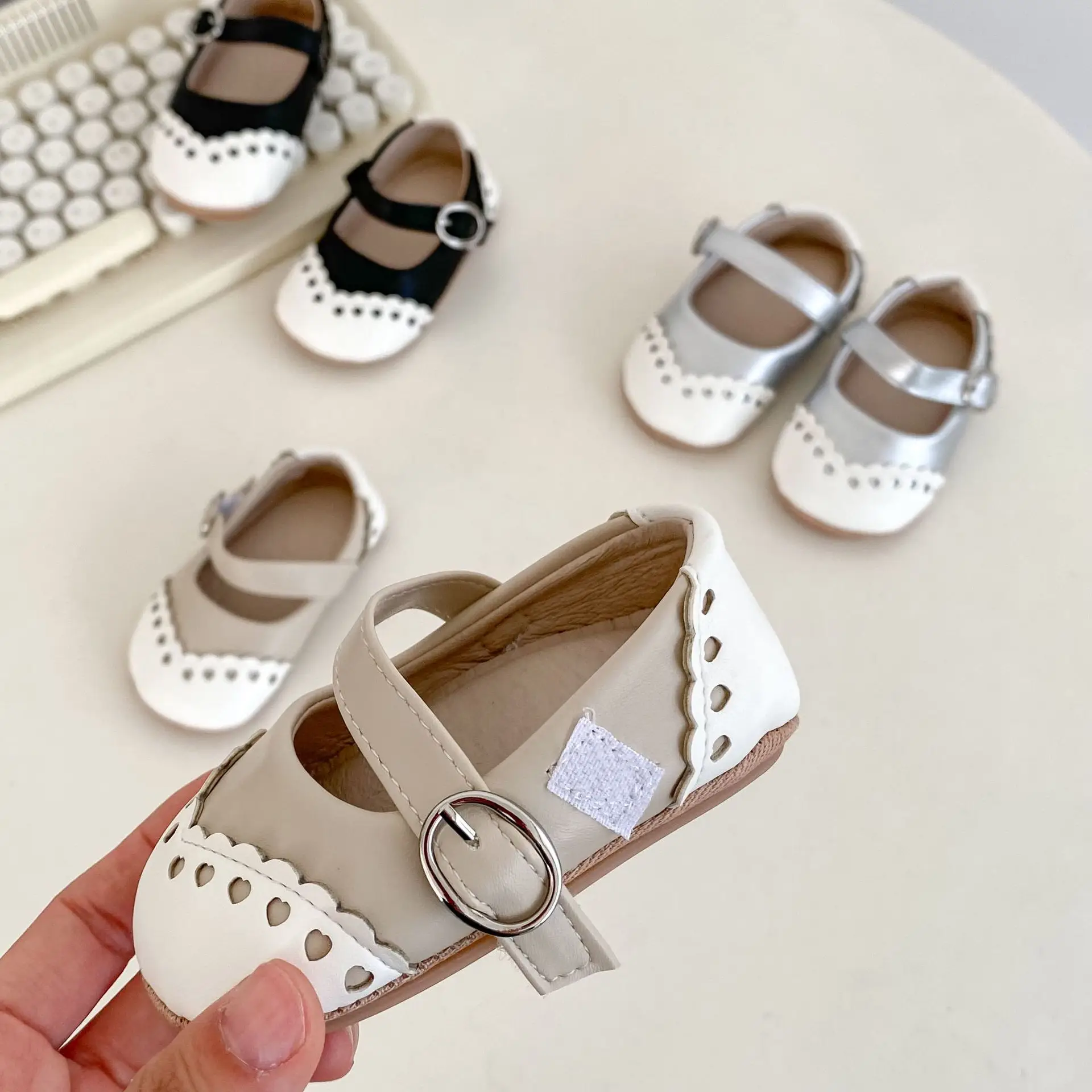 Baby's Hollow Leaf Leather Shoes White Black — feature 16