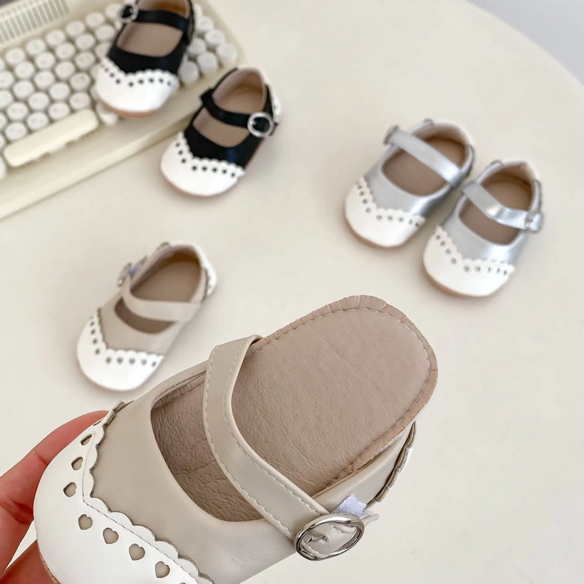 Baby's Hollow Leaf Leather Shoes White Black — feature 17