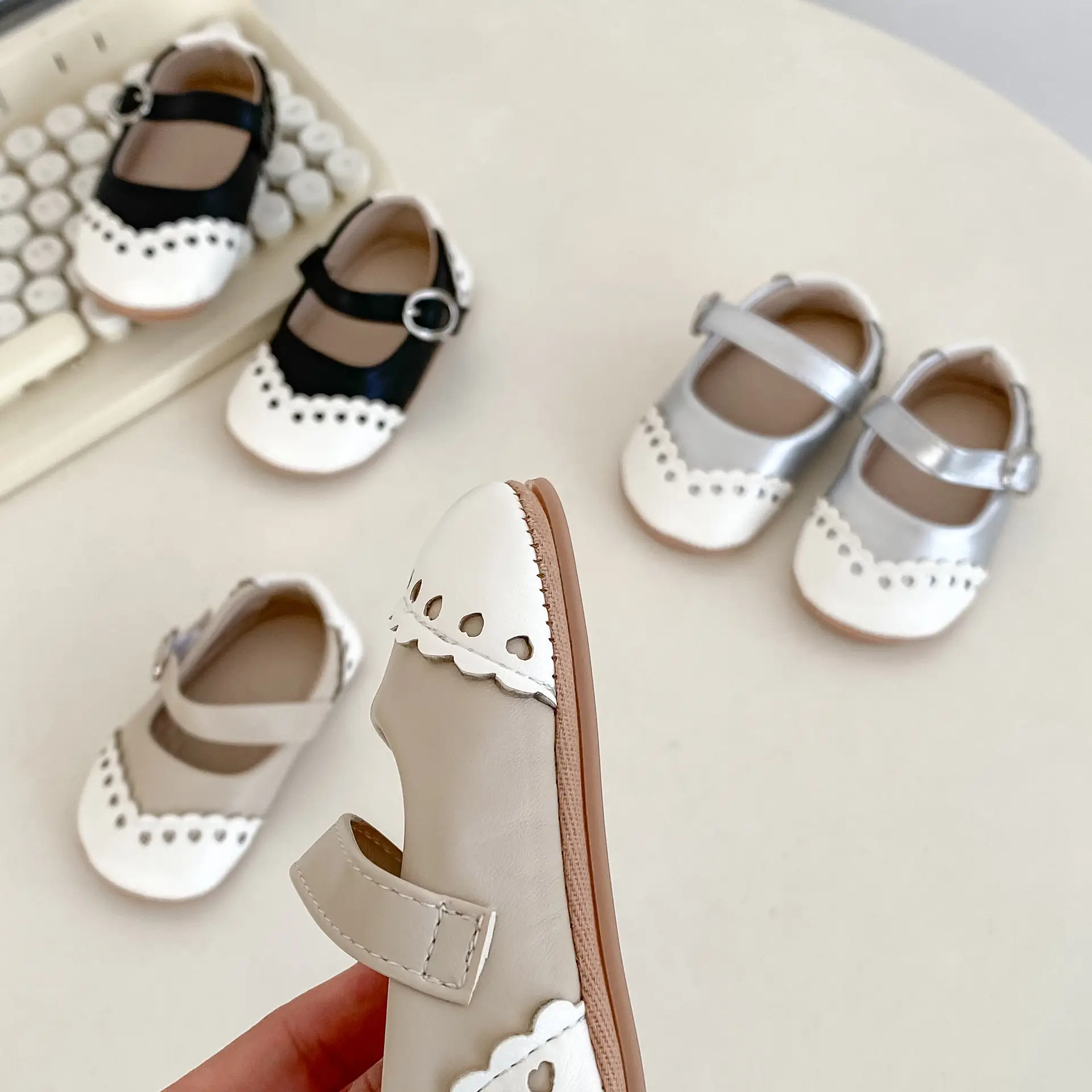 Baby's Hollow Leaf Leather Shoes White Black — feature 18