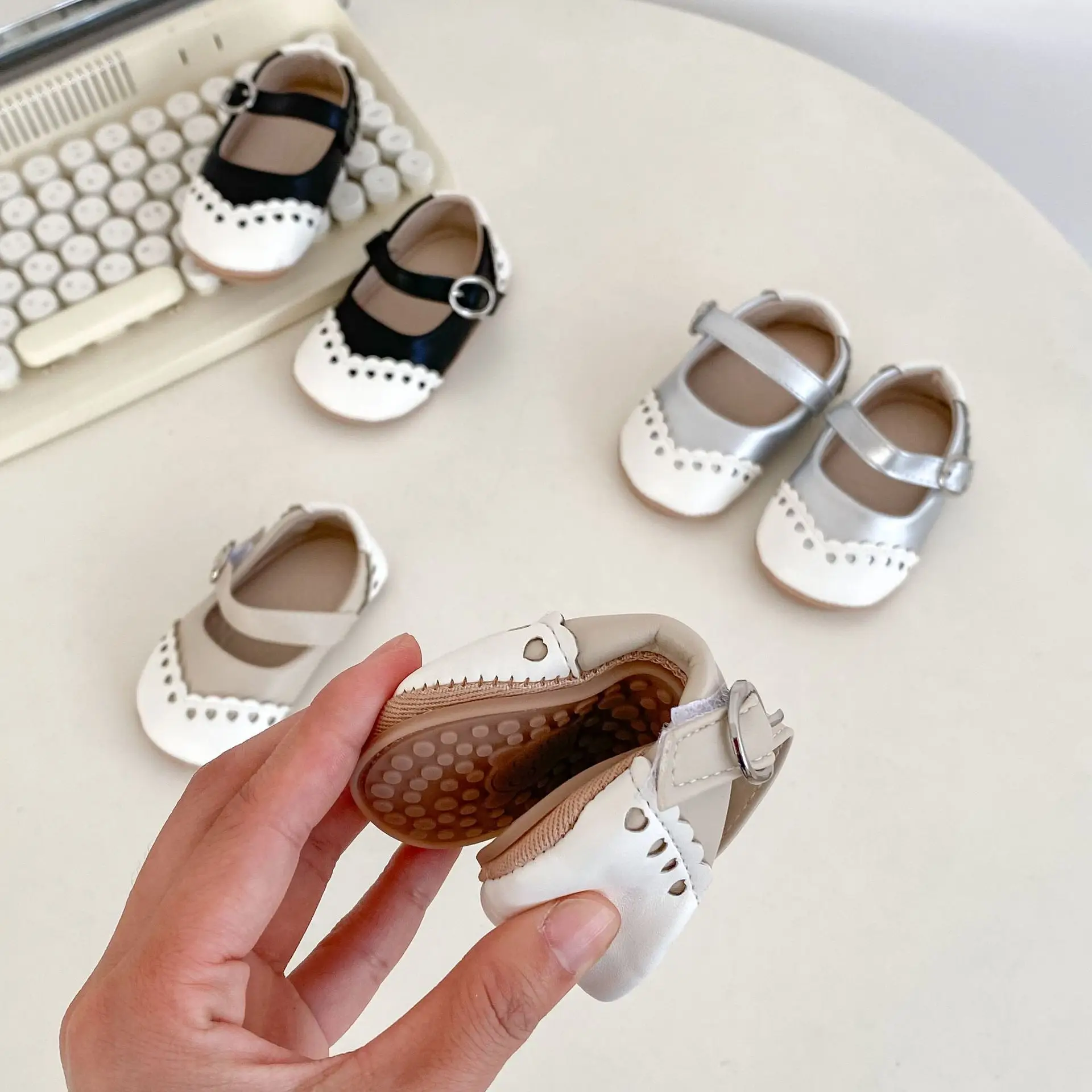 Baby's Hollow Leaf Leather Shoes White Black — feature 19