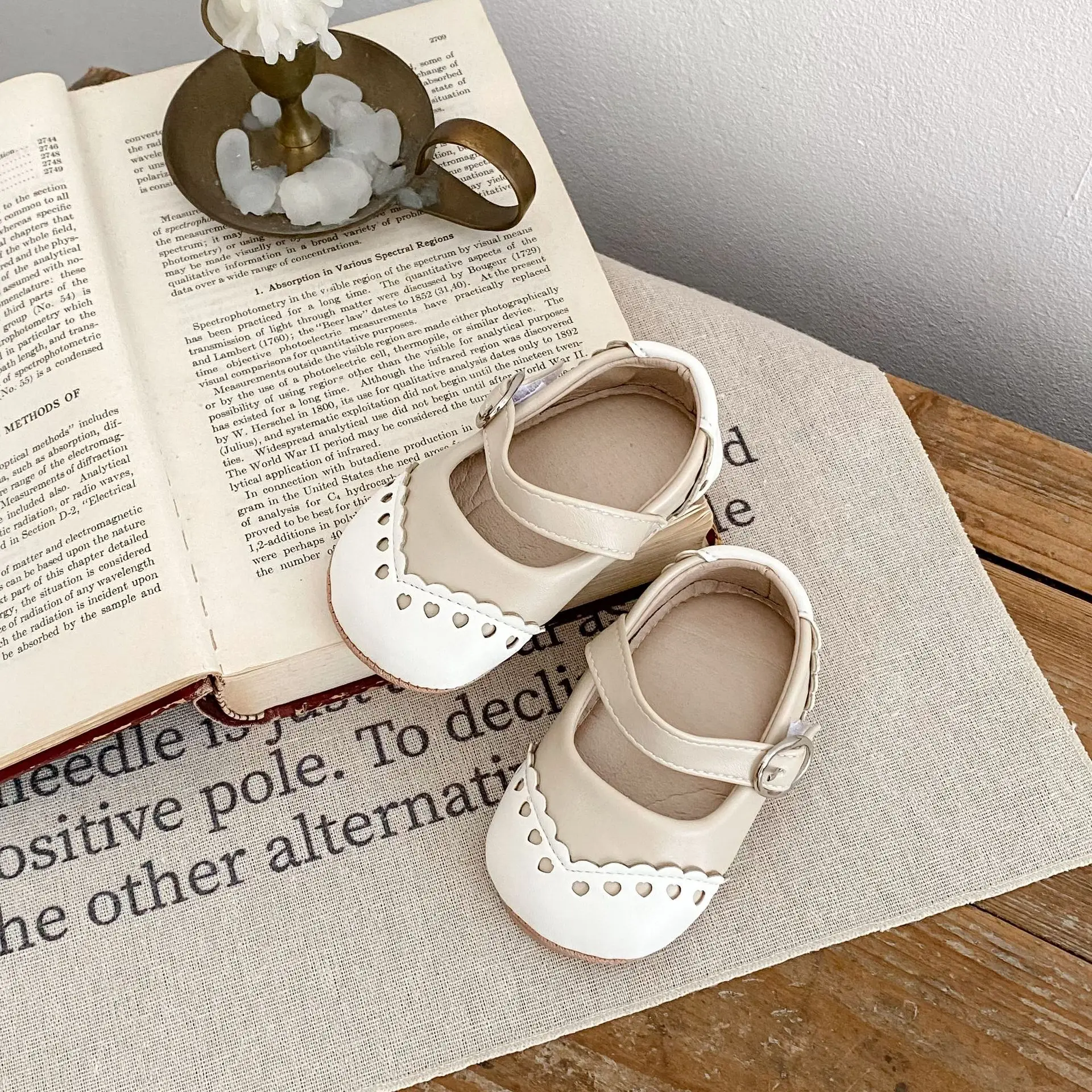 Baby's Hollow Leaf Leather Shoes White Black — feature 5