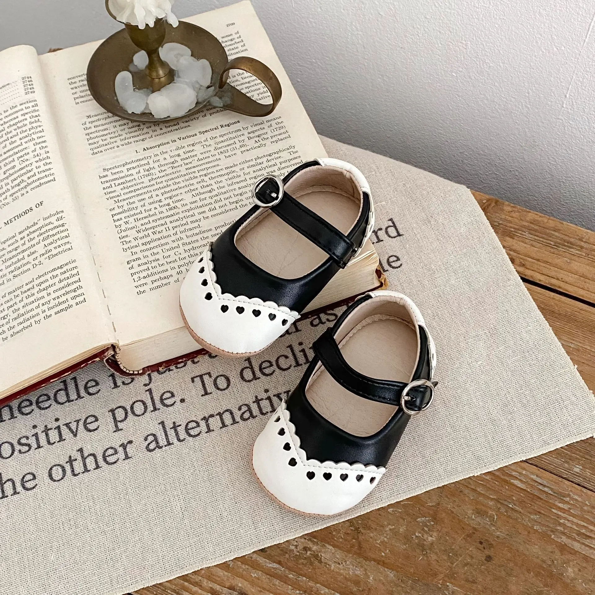 Baby's Hollow Leaf Leather Shoes White Black — feature 6
