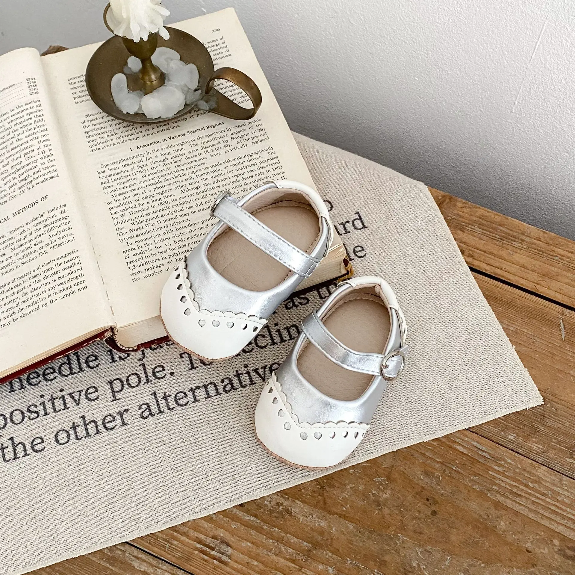 Baby's Hollow Leaf Leather Shoes White Black — feature 7