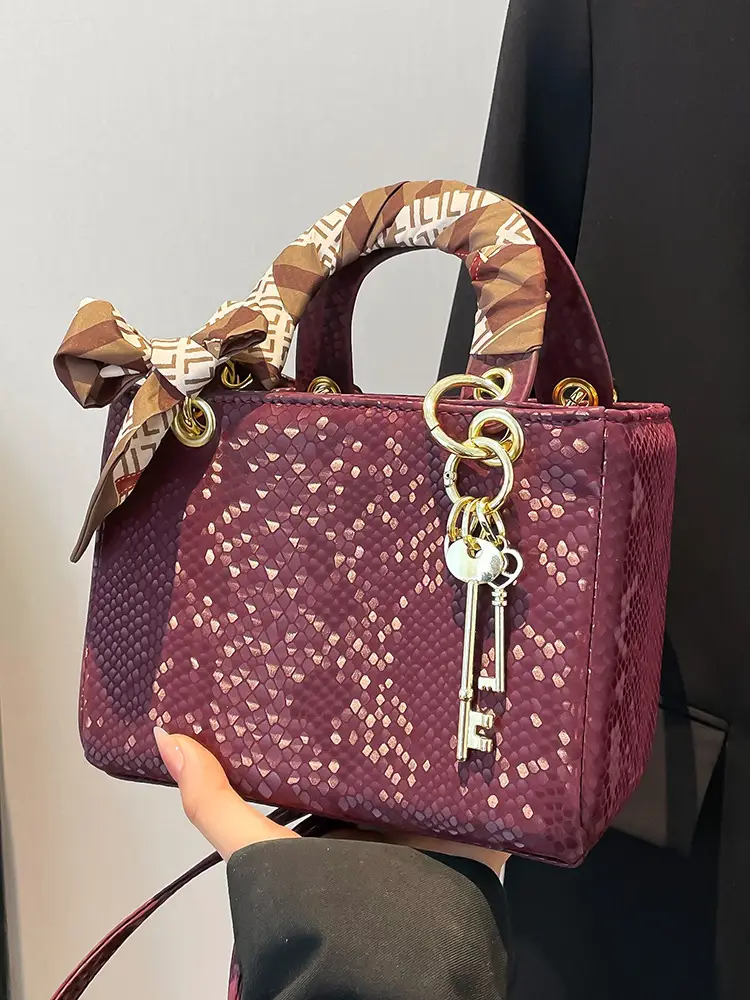 Elegant Fish Scale Pattern Daffee Shoulder Bag - Image 4