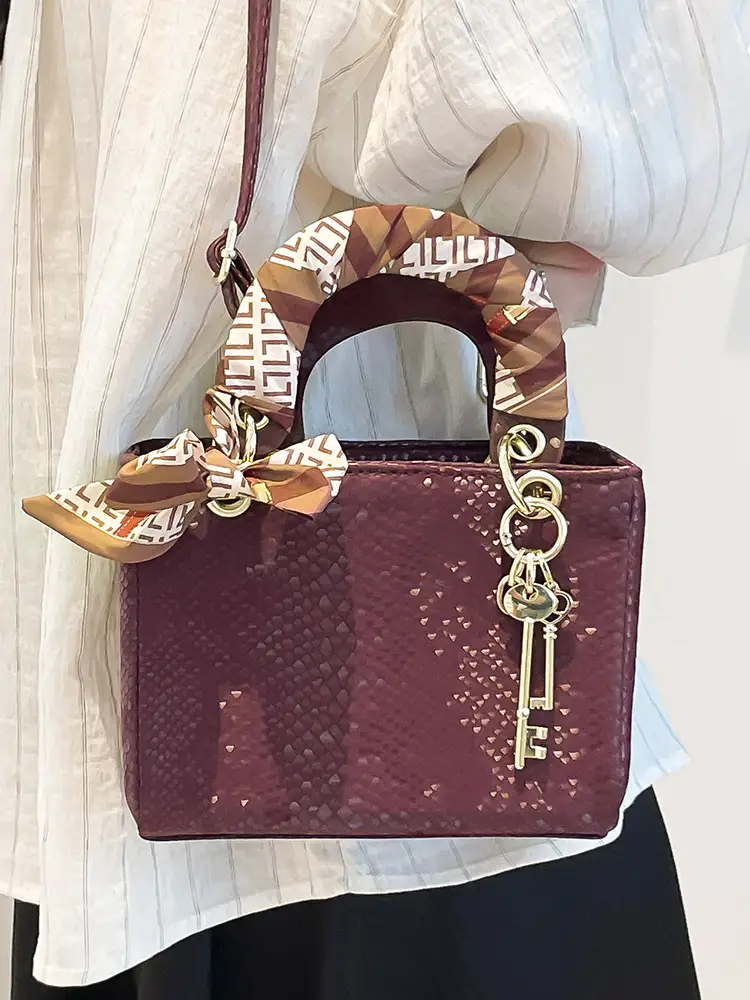 Elegant Fish Scale Pattern Daffee Shoulder Bag - Image 8