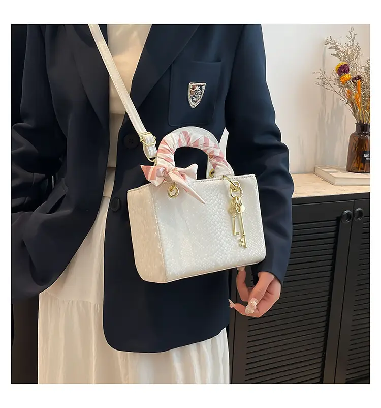 Elegant Fish Scale Pattern Daffee Shoulder Bag — feature 17