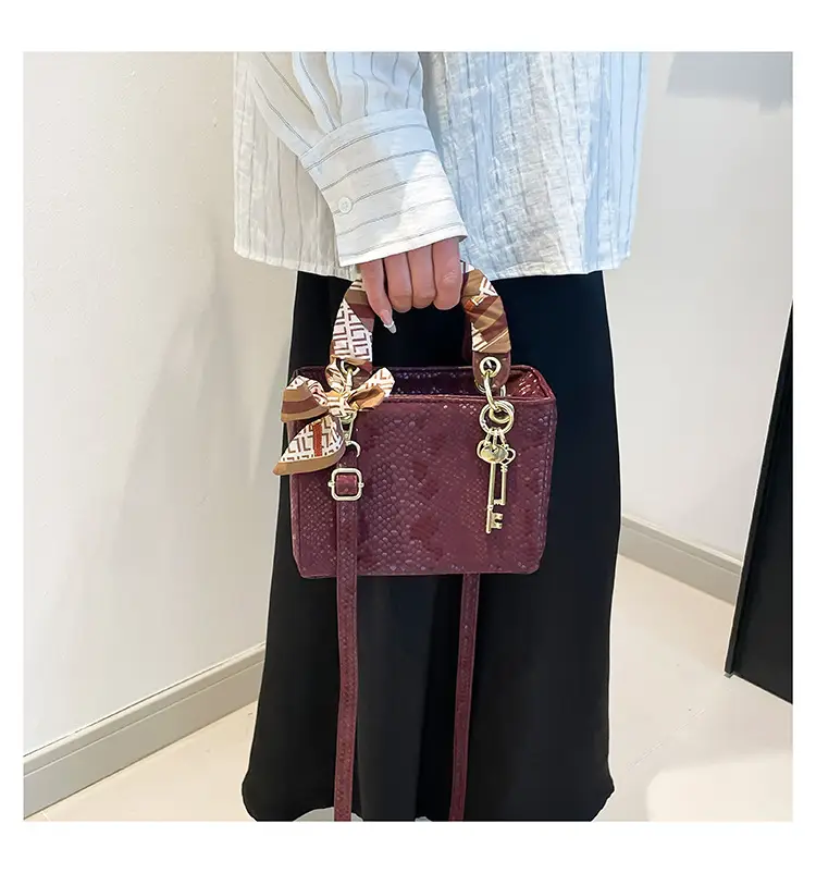 Elegant Fish Scale Pattern Daffee Shoulder Bag — feature 22