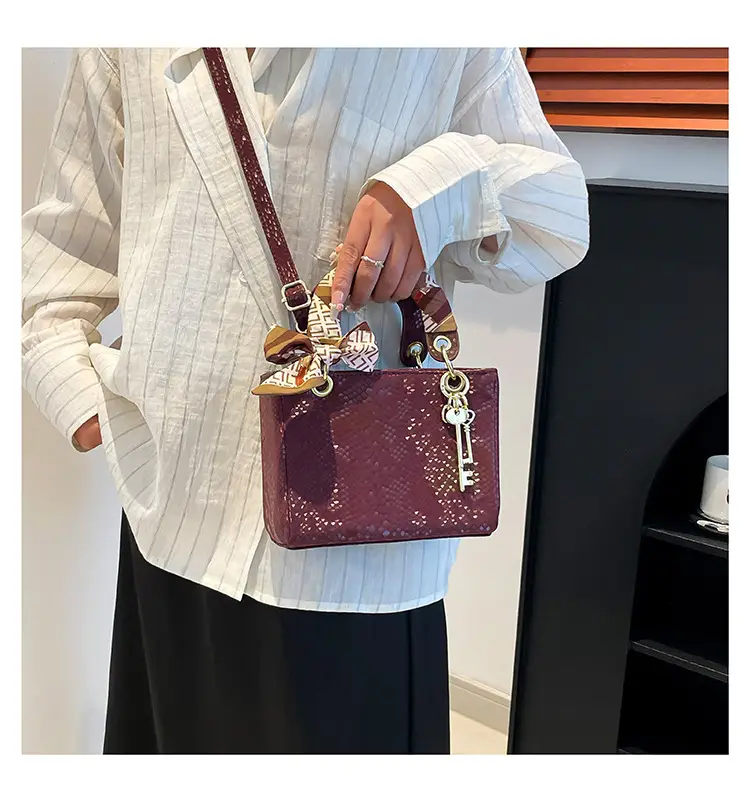 Elegant Fish Scale Pattern Daffee Shoulder Bag — feature 23