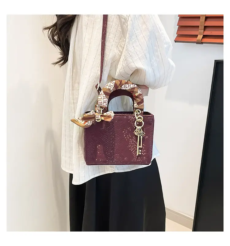 Elegant Fish Scale Pattern Daffee Shoulder Bag — feature 24