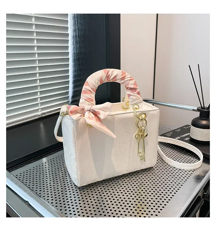 Elegant Fish Scale Pattern Daffee Shoulder Bag — feature 31