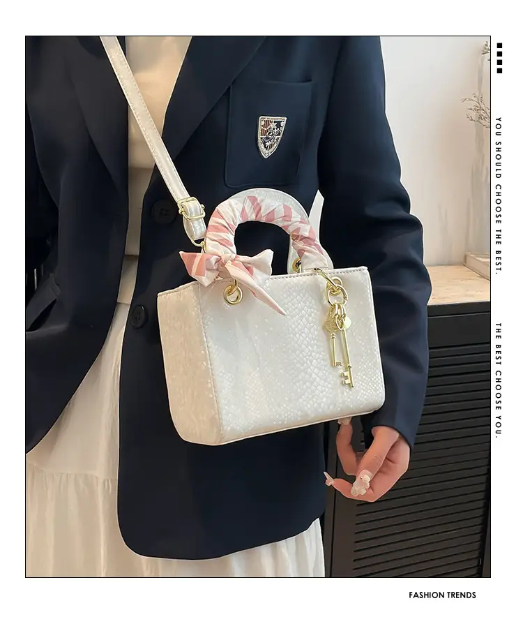 Elegant Fish Scale Pattern Daffee Shoulder Bag — feature 4