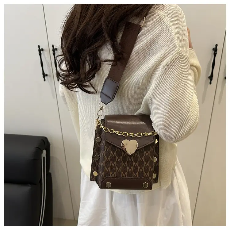 Pink Gold Chain Shoulder Bag for Women 2025 — feature 17