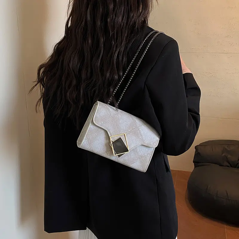 Women Retro Chain Crossbody Bag White 2025 - Image 5