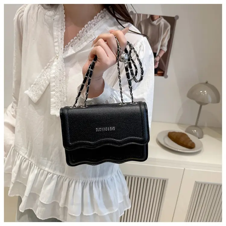 Women's White Square Chain Bag Light Luxury — feature 10