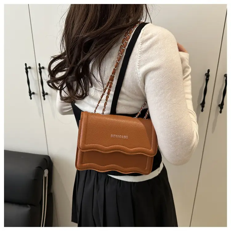 Women's White Square Chain Bag Light Luxury — feature 11