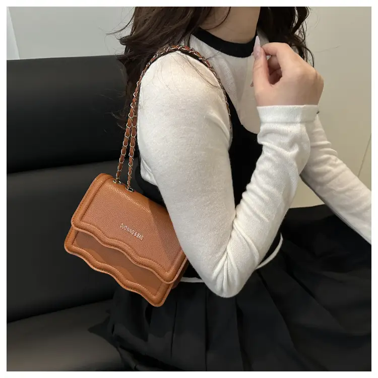 Women's White Square Chain Bag Light Luxury — feature 12