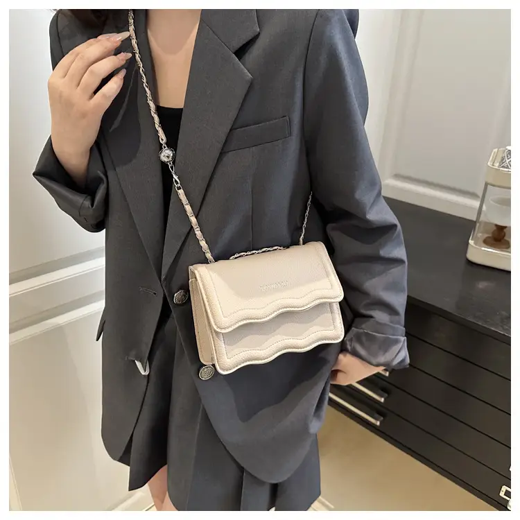 Women's White Square Chain Bag Light Luxury — feature 14