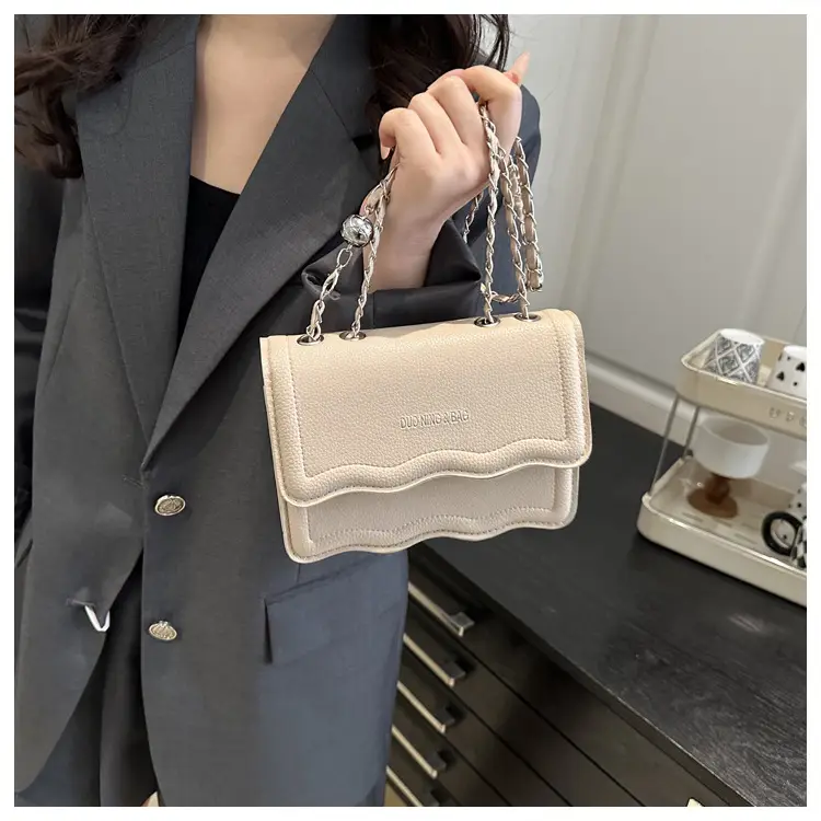 Women's White Square Chain Bag Light Luxury — feature 16