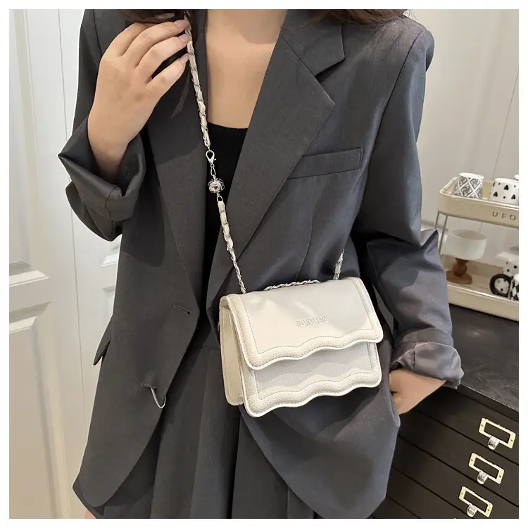 Women's White Square Chain Bag Light Luxury — feature 17