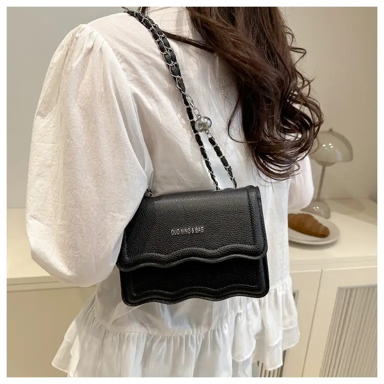Women's White Square Chain Bag Light Luxury — feature 9