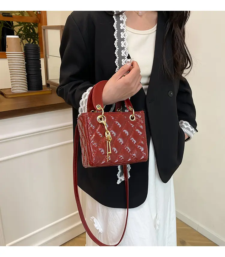 Quilted Embroidered Women's Shoulder Bag Beige Gold — feature 1