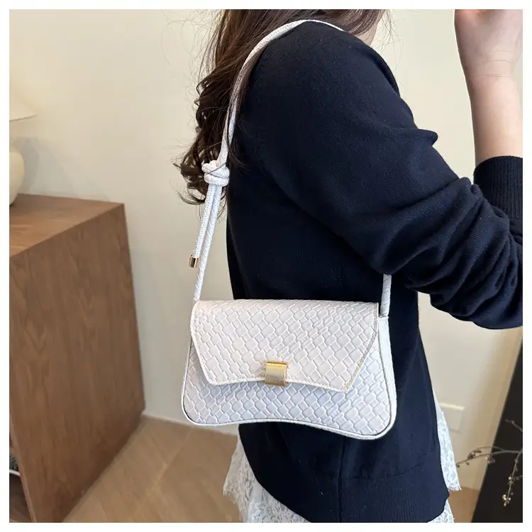 Women's Woven Pattern Shoulder Bag Small Square 2025 — feature 11