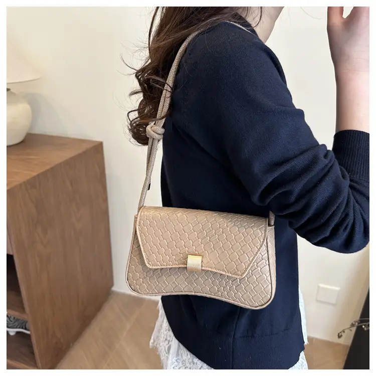 Women's Woven Pattern Shoulder Bag Small Square 2025 — feature 9