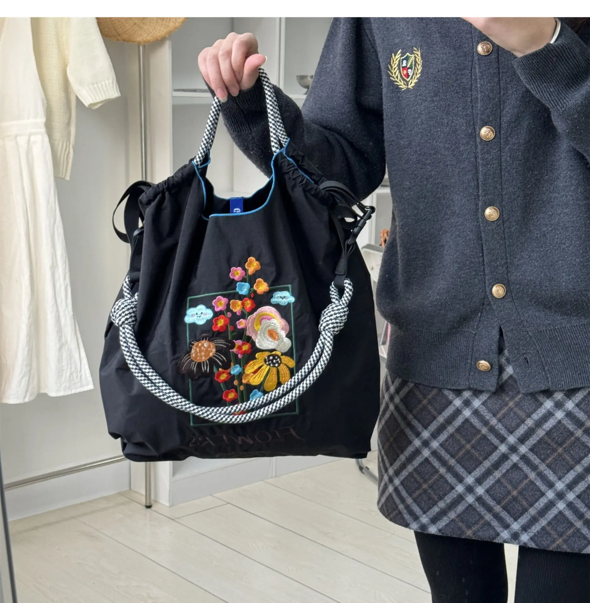 Flower Embroidered Large Capacity Shoulder Bag Women's — feature 16