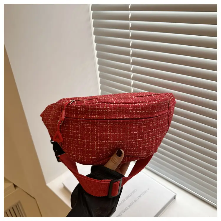 Red Textured Shoulder Bag for Women Spring 2025 — feature 10