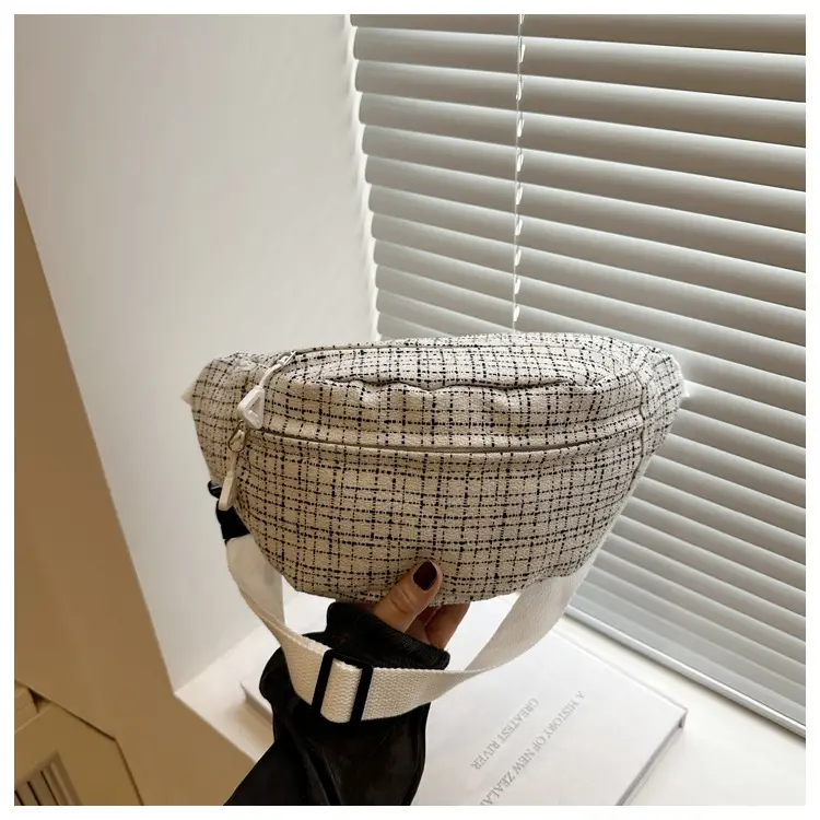 Red Textured Shoulder Bag for Women Spring 2025 — feature 15