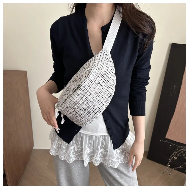 Red Textured Shoulder Bag for Women Spring 2025 — feature 18