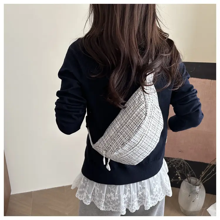Red Textured Shoulder Bag for Women Spring 2025 — feature 19
