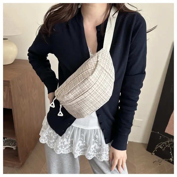 Red Textured Shoulder Bag for Women Spring 2025 — feature 2