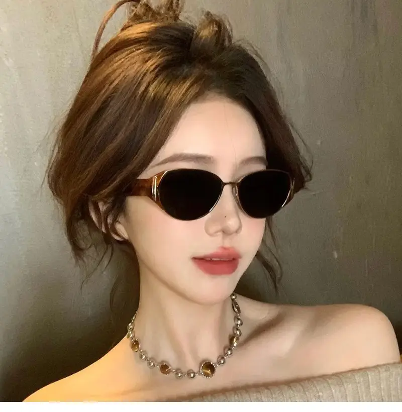 Women Sunglasses Black Metal Hawkbill Eye Shade — feature 2