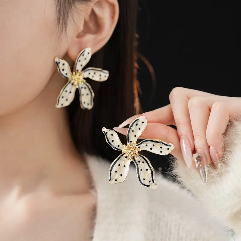 Middle Ancient vintage Silver Needle Diamond Pearl Earrings Vintage Elegant Earrings Light Luxury High-end Personalized Earrings for Women