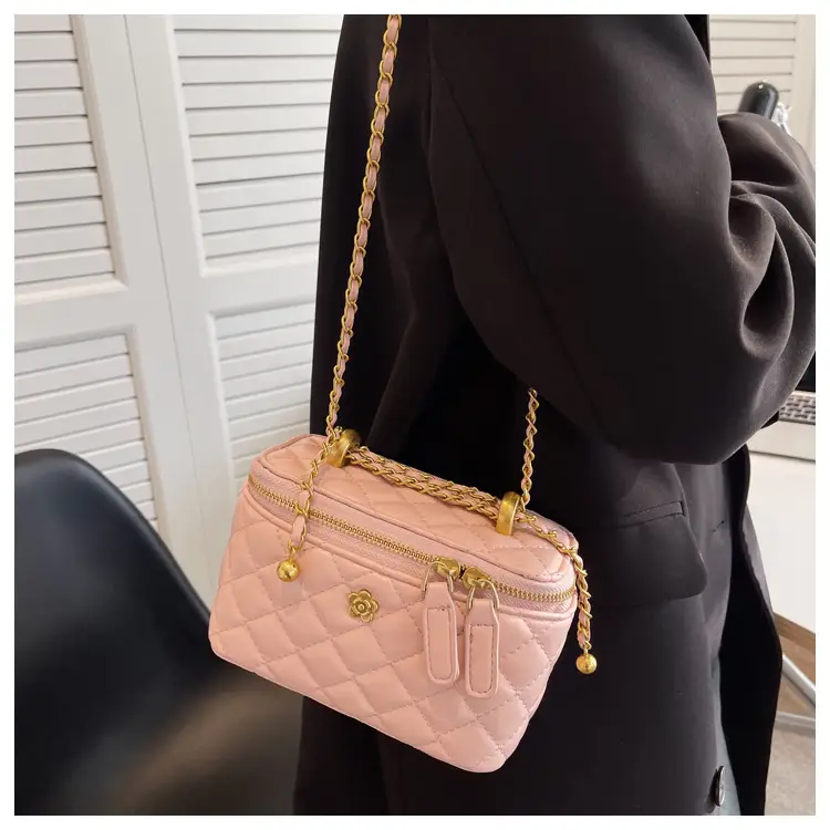 White Quilted Chain Shoulder Bag for Women 2026 — feature 14