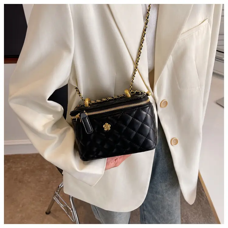 White Quilted Chain Shoulder Bag for Women 2026 — feature 15