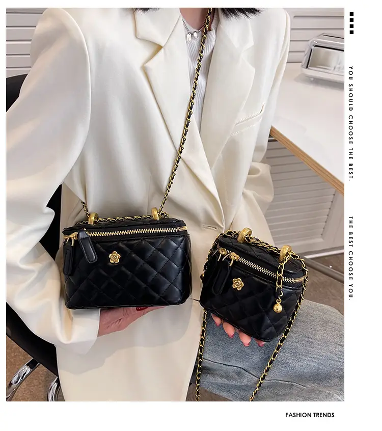White Quilted Chain Shoulder Bag for Women 2026 — feature 2