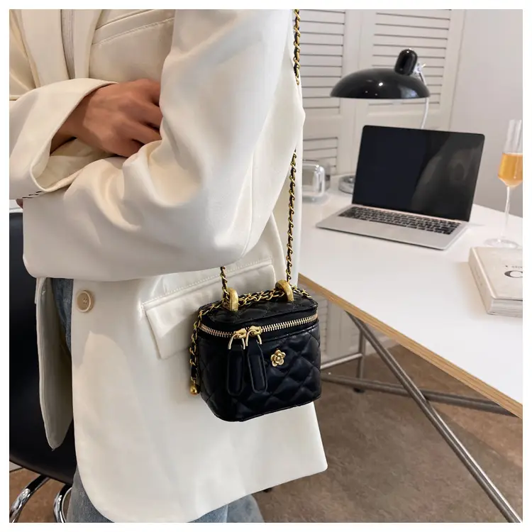 White Quilted Chain Shoulder Bag for Women 2026 - Image 5