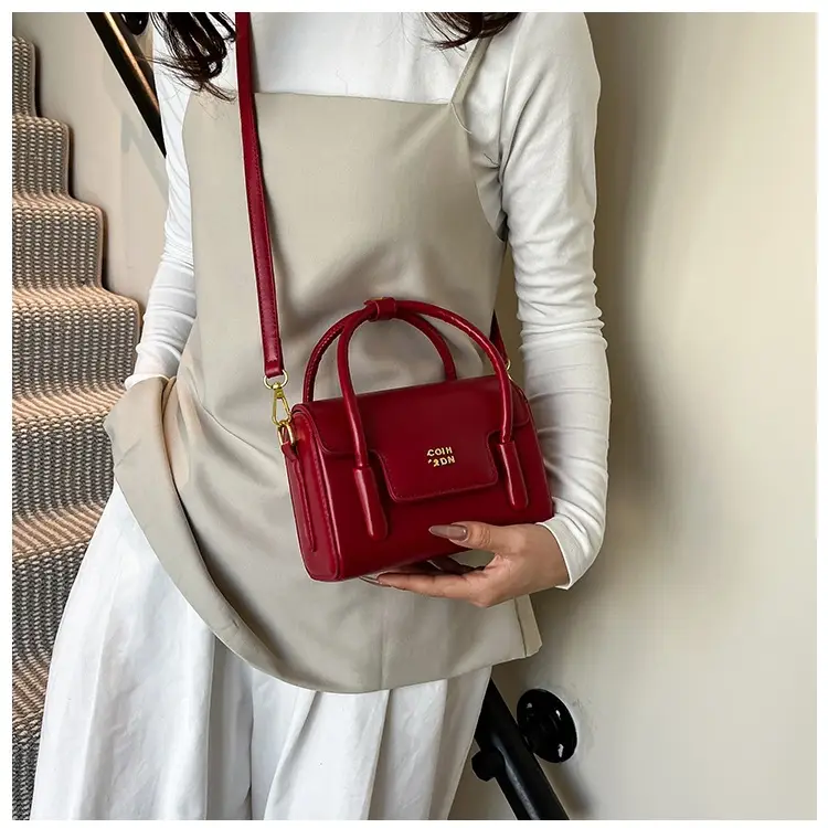 Women's Red Square Textured Shoulder Bag 2025 — feature 1
