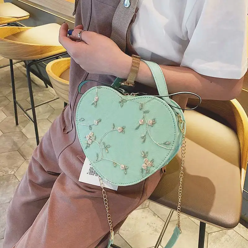 Small Floral Shoulder Bag White Black 2025 — feature 2